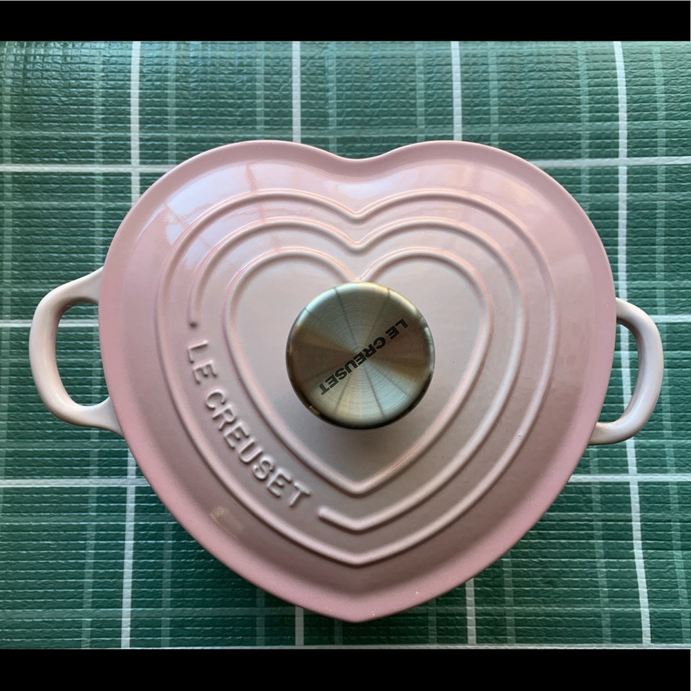 Le Creuset Heart Shaped Dutch Oven 2 Qt/ 20 cm - Shell Pink